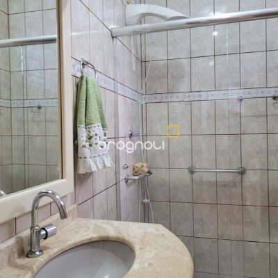 Casa com 200m², 3 quartos (sendo 1 suíte), 4 garagens, no bairro Barreiros em São José
