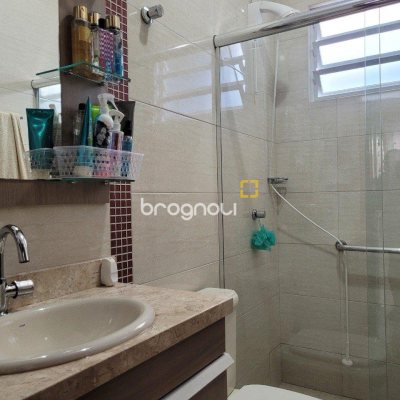 Casa com 200m², 3 quartos (sendo 1 suíte), 4 garagens, no bairro Barreiros em São José
