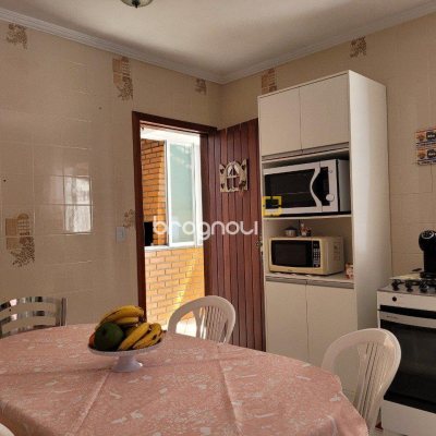 Casa com 200m², 3 quartos (sendo 1 suíte), 4 garagens, no bairro Barreiros em São José