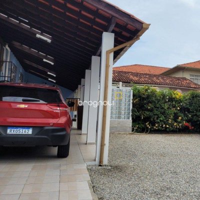Casa com 200m², 3 quartos (sendo 1 suíte), 4 garagens, no bairro Barreiros em São José