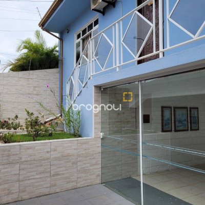 Casa com 200m², 3 quartos (sendo 1 suíte), 4 garagens, no bairro Barreiros em São José