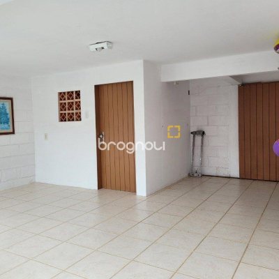 Casa com 200m², 3 quartos (sendo 1 suíte), 4 garagens, no bairro Barreiros em São José