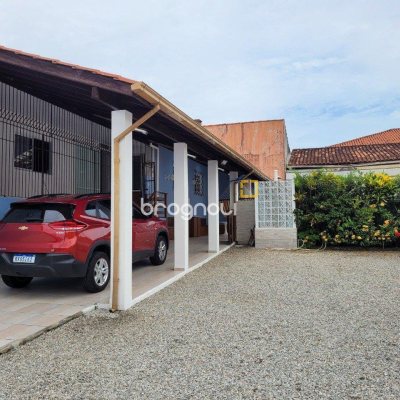 Casa com 200m², 3 quartos (sendo 1 suíte), 4 garagens, no bairro Barreiros em São José