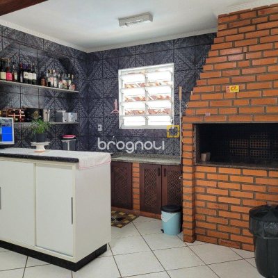 Casa com 200m², 3 quartos (sendo 1 suíte), 4 garagens, no bairro Barreiros em São José