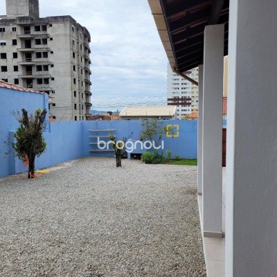 Casa com 200m², 3 quartos (sendo 1 suíte), 4 garagens, no bairro Barreiros em São José