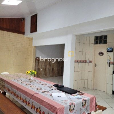 Casa com 200m², 3 quartos (sendo 1 suíte), 4 garagens, no bairro Barreiros em São José