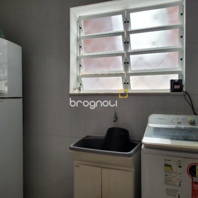 Casa com 200m², 3 quartos (sendo 1 suíte), 4 garagens, no bairro Barreiros em São José