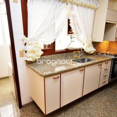 Apartamento com 143m², 4 quartos (sendo 1 suíte), 3 garagens, no bairro Balneário em Florianópolis