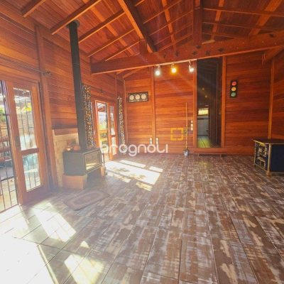 Casa com 209m², 4 quartos (sendo 1 suíte), 4 garagens, no bairro Campeche em Florianópolis