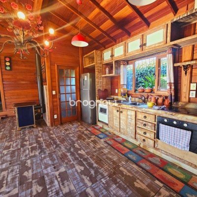 Casa com 209m², 4 quartos (sendo 1 suíte), 4 garagens, no bairro Campeche em Florianópolis