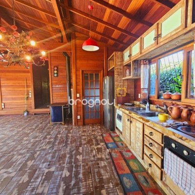 Casa com 209m², 4 quartos (sendo 1 suíte), 4 garagens, no bairro Campeche em Florianópolis