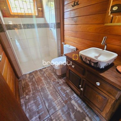Casa com 209m², 4 quartos (sendo 1 suíte), 4 garagens, no bairro Campeche em Florianópolis