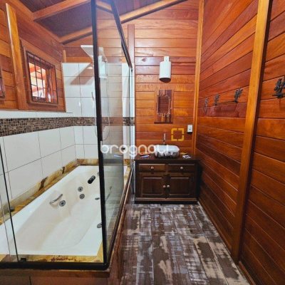 Casa com 209m², 4 quartos (sendo 1 suíte), 4 garagens, no bairro Campeche em Florianópolis