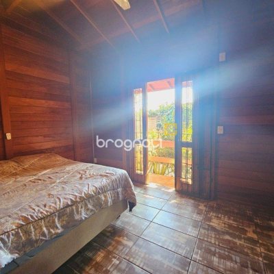 Casa com 209m², 4 quartos (sendo 1 suíte), 4 garagens, no bairro Campeche em Florianópolis
