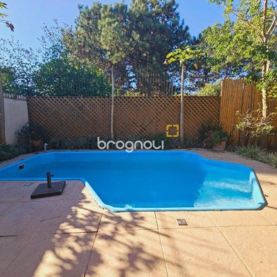 Casa com 209m², 4 quartos (sendo 1 suíte), 4 garagens, no bairro Campeche em Florianópolis