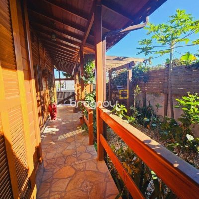 Casa com 209m², 4 quartos (sendo 1 suíte), 4 garagens, no bairro Campeche em Florianópolis
