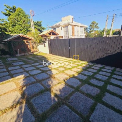 Casa com 209m², 4 quartos (sendo 1 suíte), 4 garagens, no bairro Campeche em Florianópolis