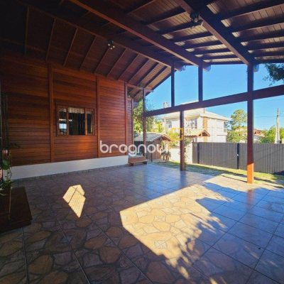 Casa com 209m², 4 quartos (sendo 1 suíte), 4 garagens, no bairro Campeche em Florianópolis
