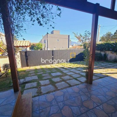 Casa com 209m², 4 quartos (sendo 1 suíte), 4 garagens, no bairro Campeche em Florianópolis