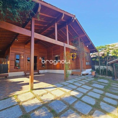 Casa com 209m², 4 quartos (sendo 1 suíte), 4 garagens, no bairro Campeche em Florianópolis