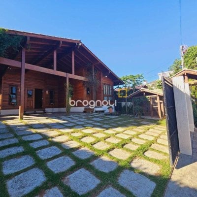 Casa com 209m², 4 quartos (sendo 1 suíte), 4 garagens, no bairro Campeche em Florianópolis