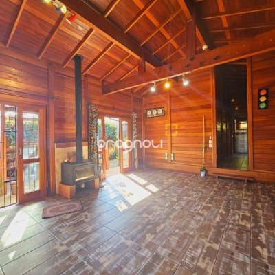 Casa com 209m², 4 quartos (sendo 1 suíte), 4 garagens, no bairro Campeche em Florianópolis
