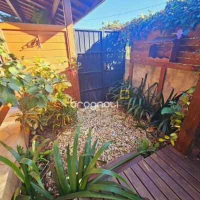 Casa com 209m², 4 quartos (sendo 1 suíte), 4 garagens, no bairro Campeche em Florianópolis