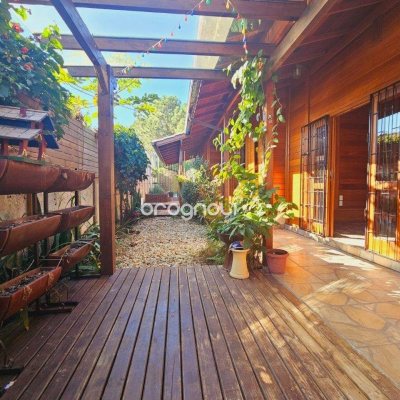 Casa com 209m², 4 quartos (sendo 1 suíte), 4 garagens, no bairro Campeche em Florianópolis