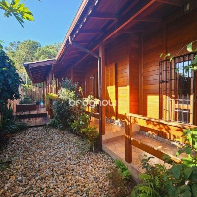 Casa com 209m², 4 quartos (sendo 1 suíte), 4 garagens, no bairro Campeche em Florianópolis