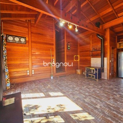 Casa com 209m², 4 quartos (sendo 1 suíte), 4 garagens, no bairro Campeche em Florianópolis
