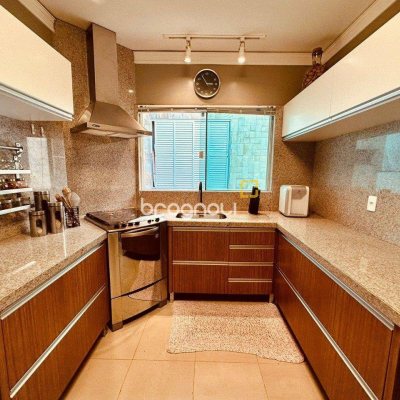 Casa com 165m², 3 quartos (sendo 3 suítes), 3 garagens, no bairro Estreito em Florianópolis