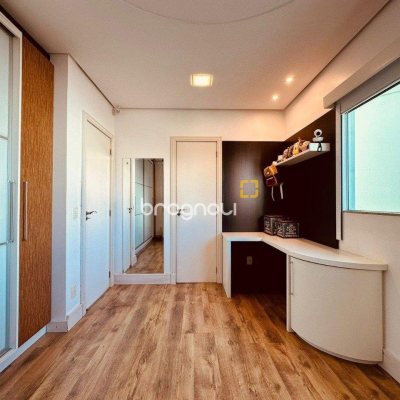 Casa com 165m², 3 quartos (sendo 3 suítes), 3 garagens, no bairro Estreito em Florianópolis