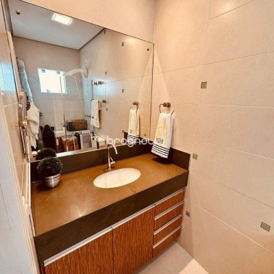 Casa com 165m², 3 quartos (sendo 3 suítes), 3 garagens, no bairro Estreito em Florianópolis