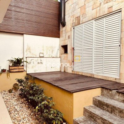 Casa com 165m², 3 quartos (sendo 3 suítes), 3 garagens, no bairro Estreito em Florianópolis