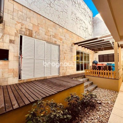 Casa com 165m², 3 quartos (sendo 3 suítes), 3 garagens, no bairro Estreito em Florianópolis