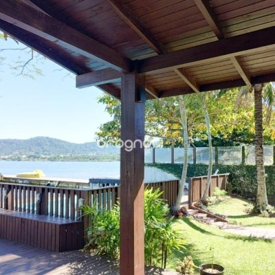 Casa com 200m², 5 quartos (sendo 1 suíte), 3 garagens, no bairro Lagoa da Conceição em Florianópolis