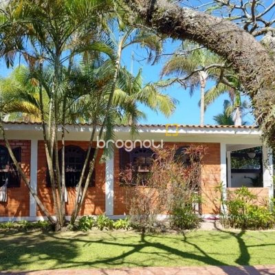 Casa com 200m², 5 quartos (sendo 1 suíte), 3 garagens, no bairro Lagoa da Conceição em Florianópolis