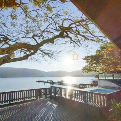 Casa com 200m², 5 quartos (sendo 1 suíte), 3 garagens, no bairro Lagoa da Conceição em Florianópolis