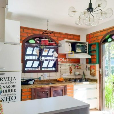 Casa com 200m², 5 quartos (sendo 1 suíte), 3 garagens, no bairro Lagoa da Conceição em Florianópolis