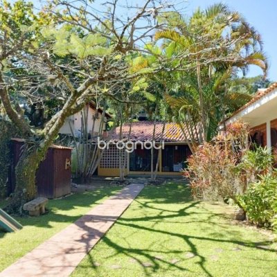 Casa com 200m², 5 quartos (sendo 1 suíte), 3 garagens, no bairro Lagoa da Conceição em Florianópolis