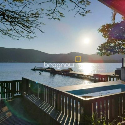 Casa com 200m², 5 quartos (sendo 1 suíte), 3 garagens, no bairro Lagoa da Conceição em Florianópolis