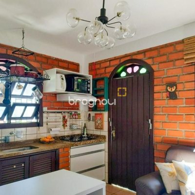 Casa com 200m², 5 quartos (sendo 1 suíte), 3 garagens, no bairro Lagoa da Conceição em Florianópolis