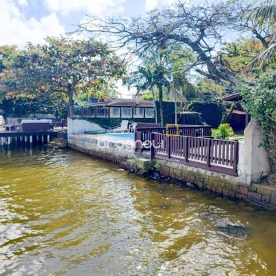 Casa com 200m², 5 quartos (sendo 1 suíte), 3 garagens, no bairro Lagoa da Conceição em Florianópolis