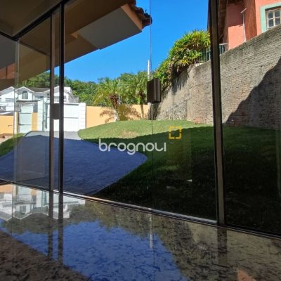 Casa com 281m², 4 quartos (sendo 2 suítes), 5 garagens, no bairro Morro da Cruz em Florianópolis