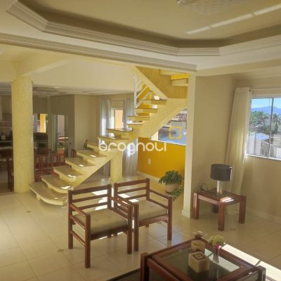 Casa com 281m², 4 quartos (sendo 2 suítes), 5 garagens, no bairro Morro da Cruz em Florianópolis