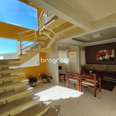 Casa com 281m², 4 quartos (sendo 2 suítes), 5 garagens, no bairro Morro da Cruz em Florianópolis