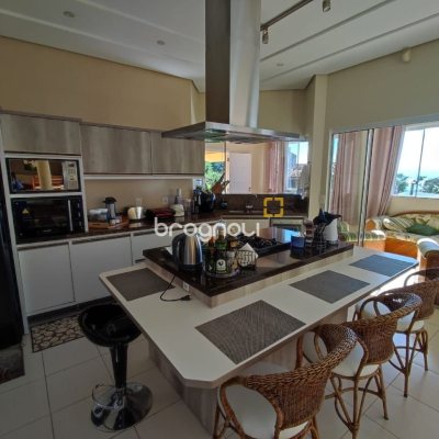 Casa com 281m², 4 quartos (sendo 2 suítes), 5 garagens, no bairro Morro da Cruz em Florianópolis