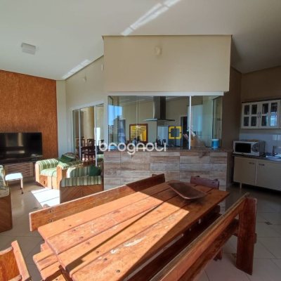 Casa com 281m², 4 quartos (sendo 2 suítes), 5 garagens, no bairro Morro da Cruz em Florianópolis