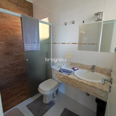 Casa com 281m², 4 quartos (sendo 2 suítes), 5 garagens, no bairro Morro da Cruz em Florianópolis