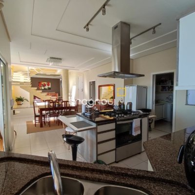 Casa com 281m², 4 quartos (sendo 2 suítes), 5 garagens, no bairro Morro da Cruz em Florianópolis